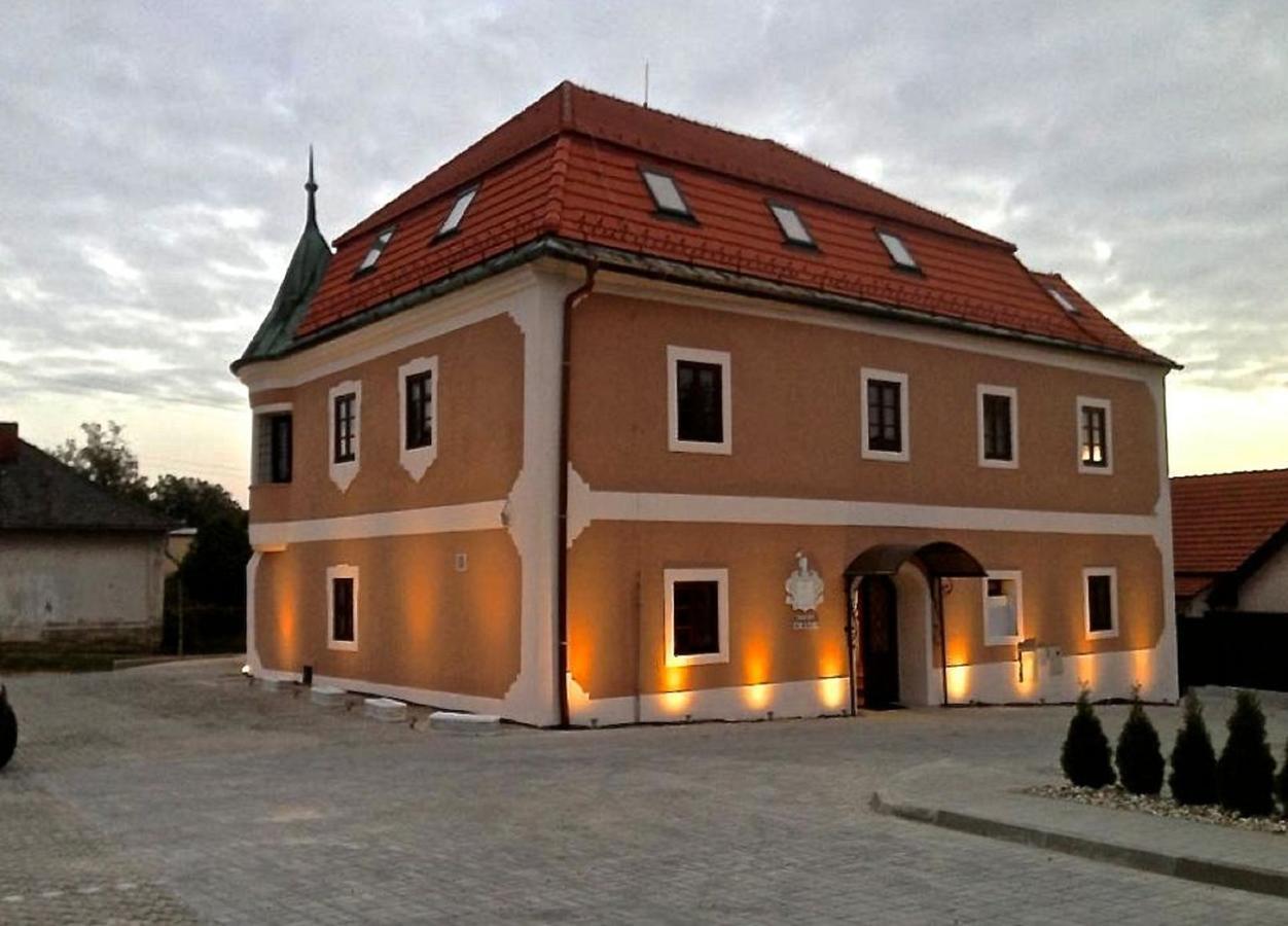 Kastiel Ottlyk Hotel Bánovce nad Bebravou Buitenkant foto